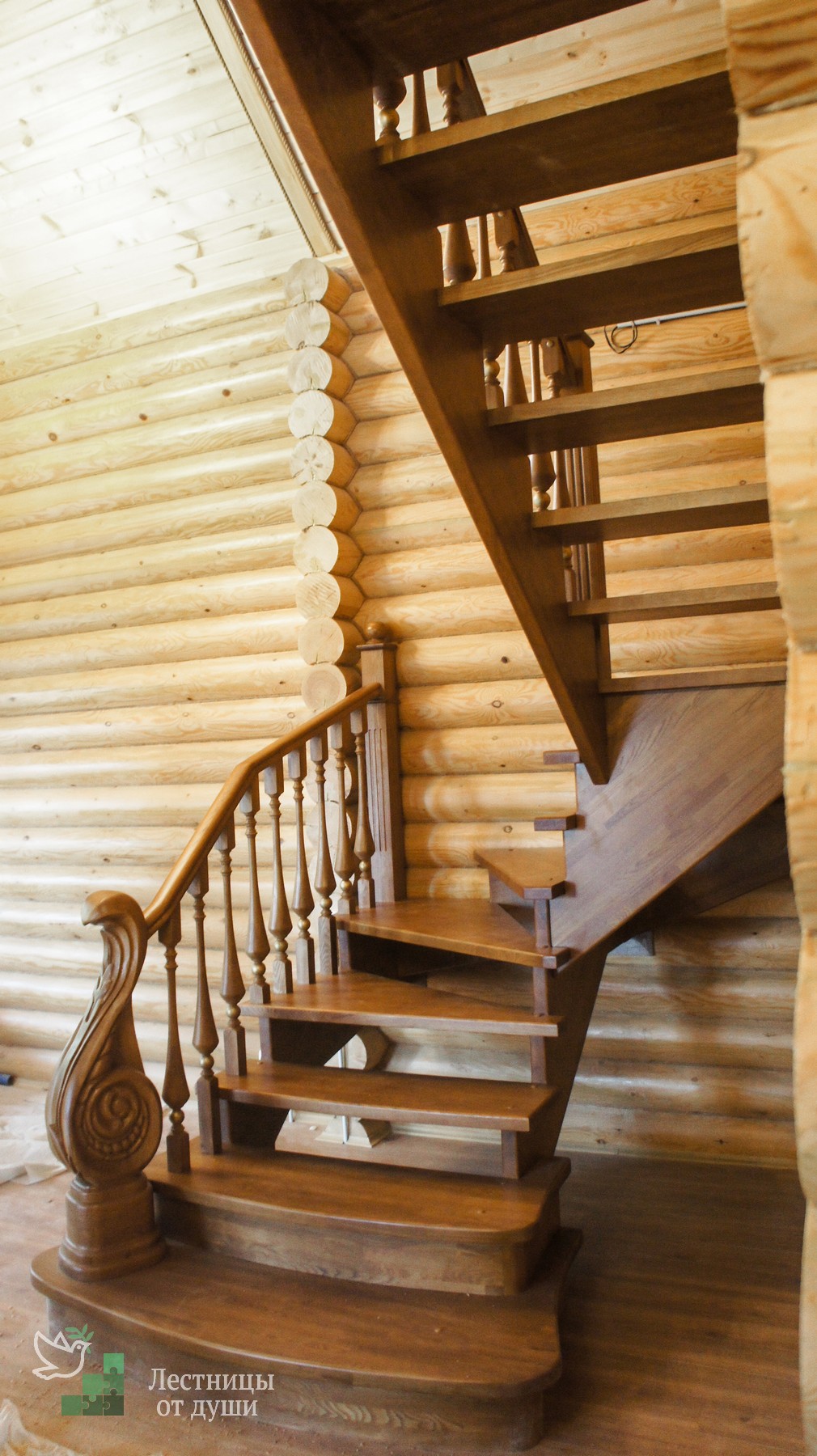 Разворотная лестница с резным столбом в бревенчатом доме