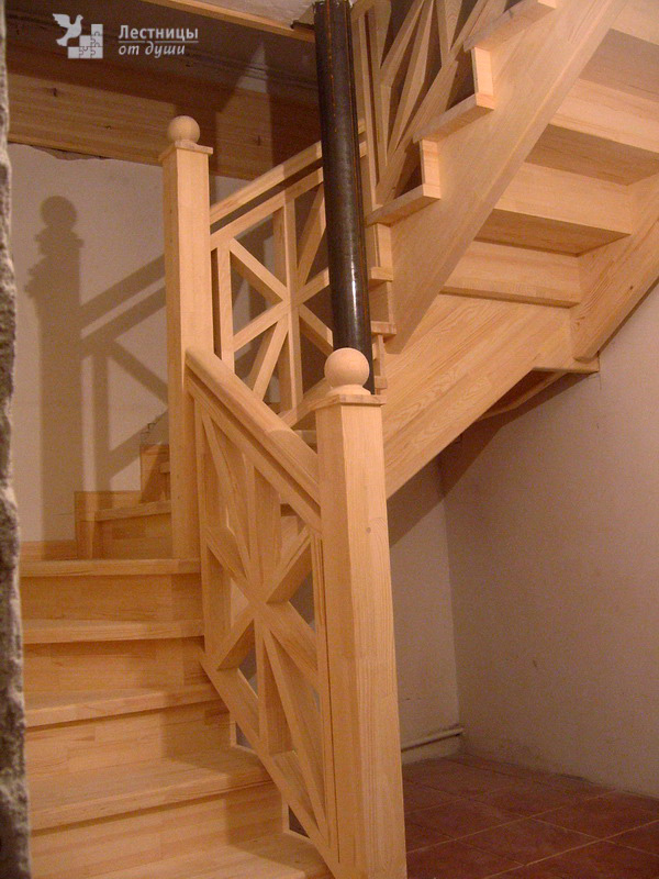Деревянная лестница для дачи с поворотом на 180
