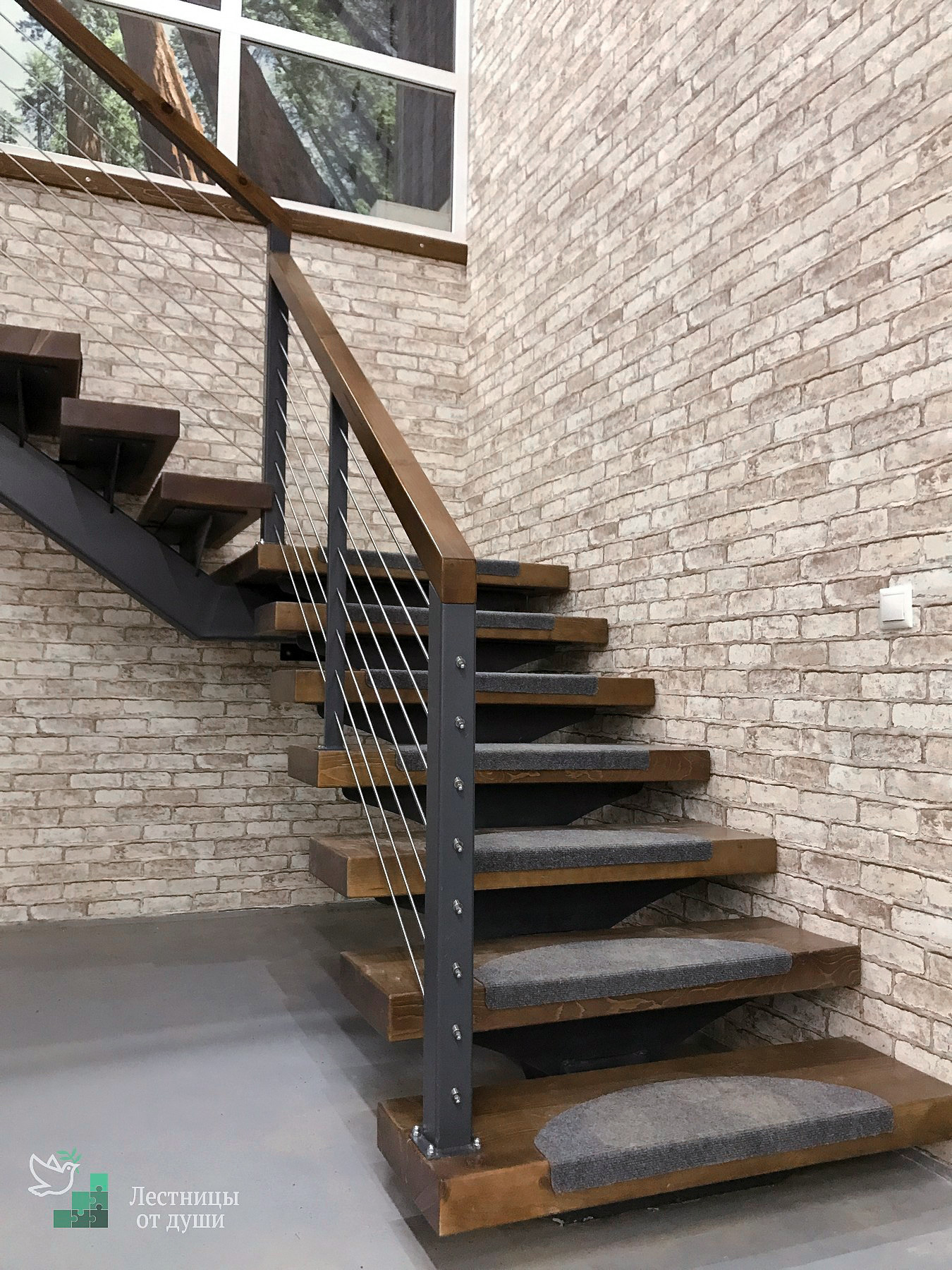 Лестница на металлическом монокосоуре в стиле лофт