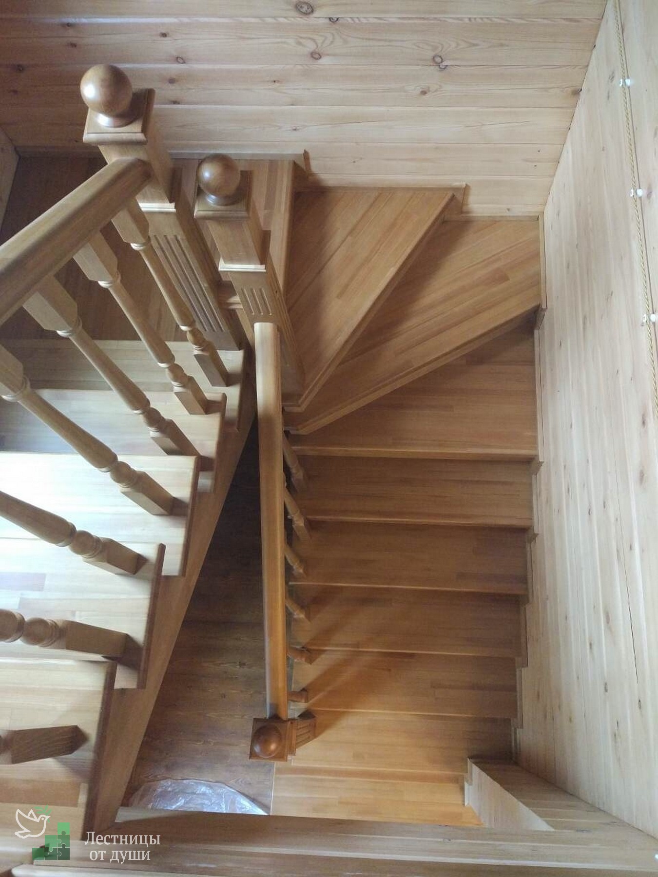 Лестница из сосны для дачи