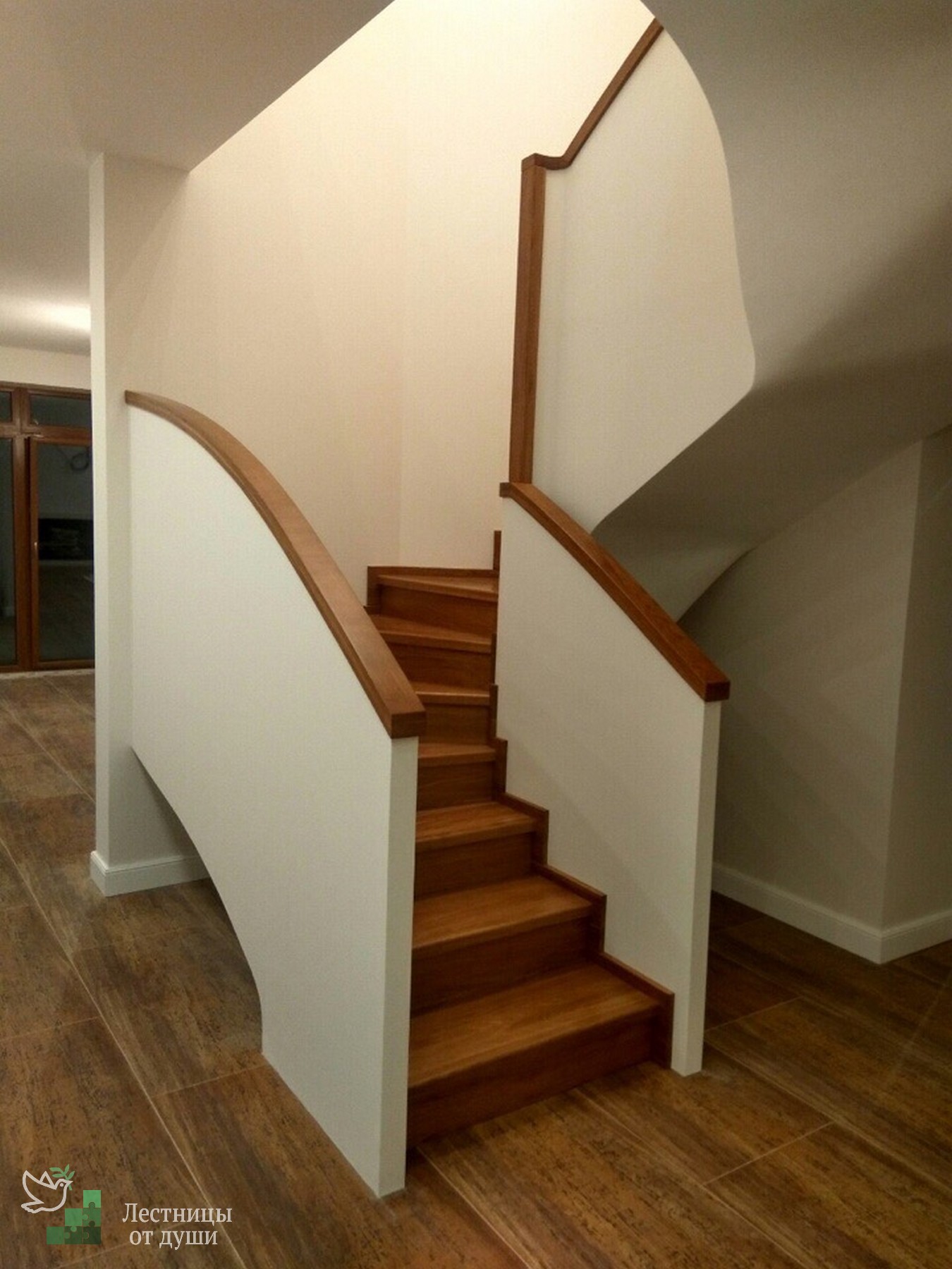 Современная деревянная лестница на бетонном каркасе