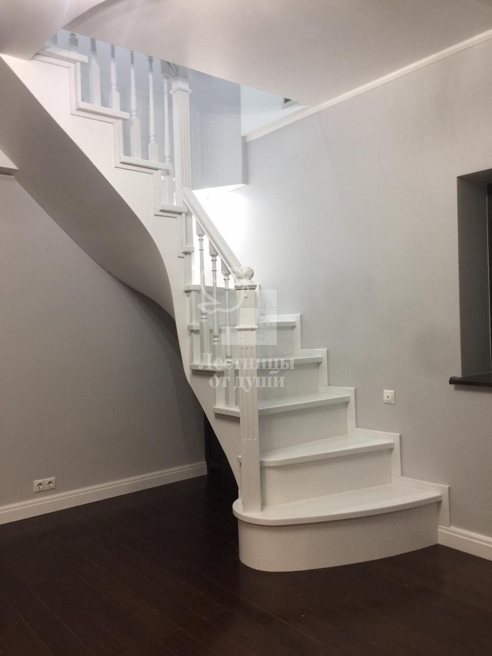 Фото деревянная лестница на второй этаж белая