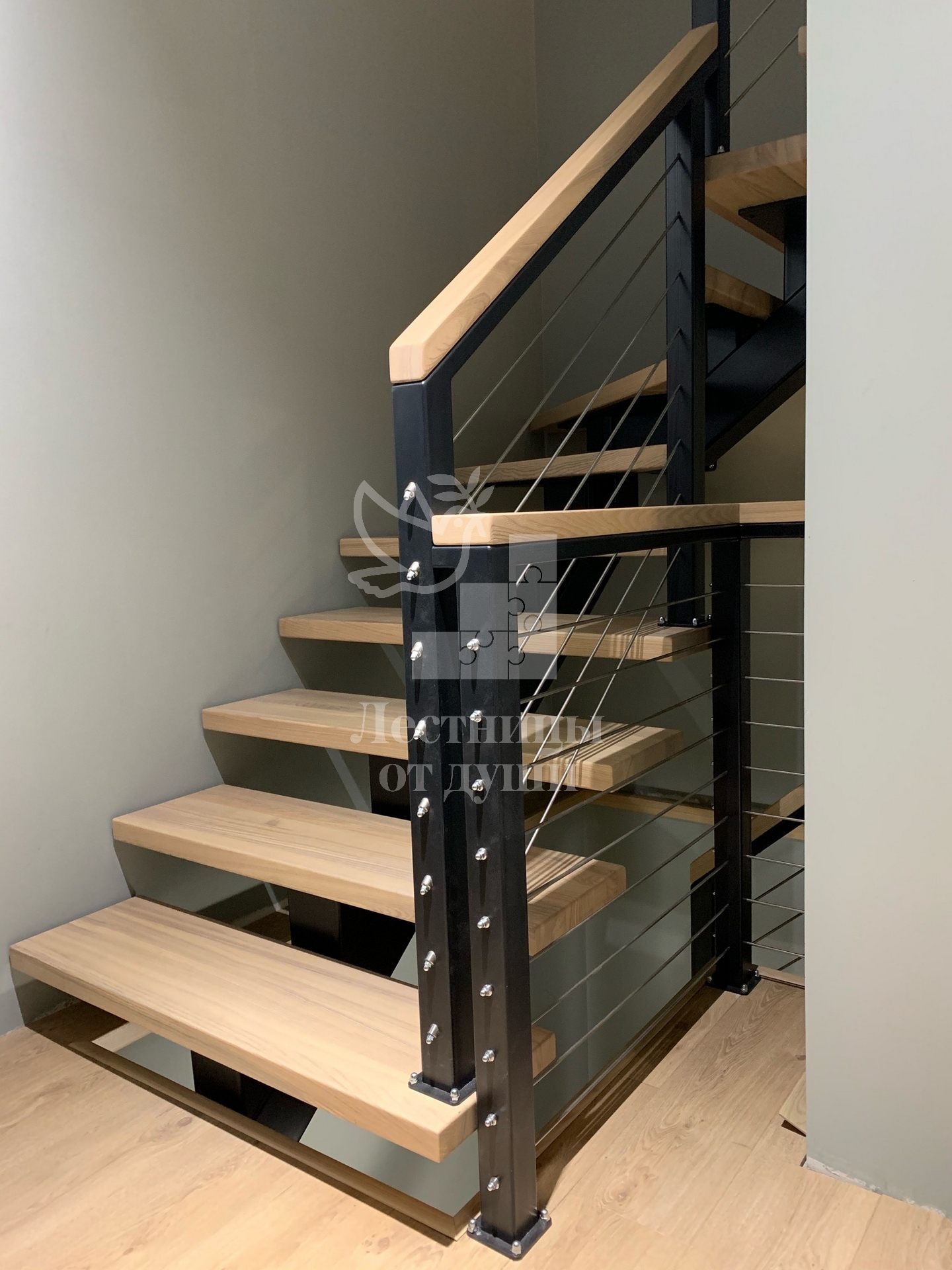 Лестница на металлическом каркасе с деревянными ступенями купить