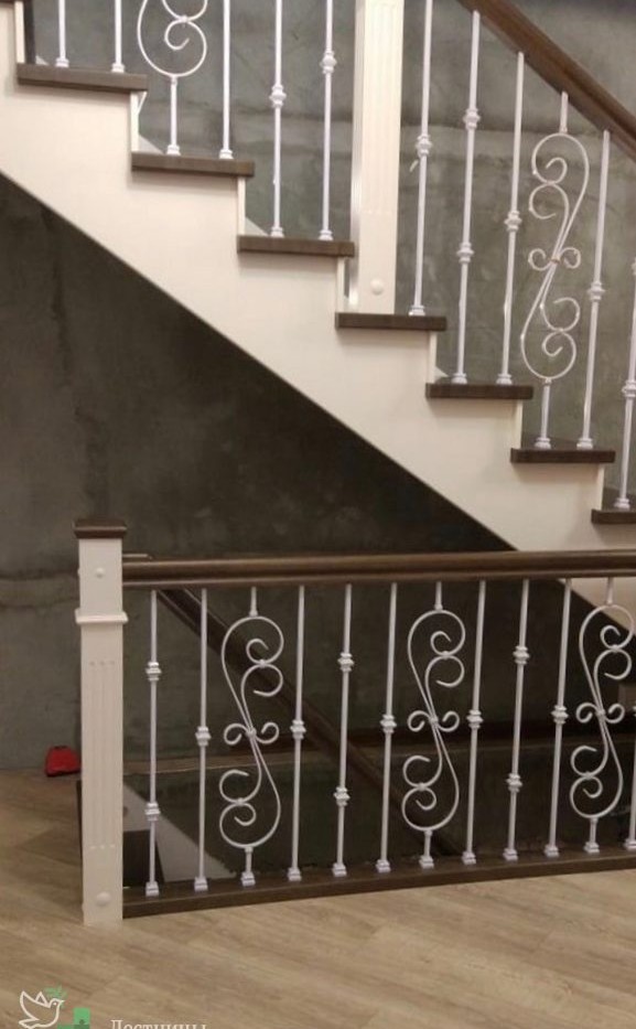 Одномаршевая лестница с кованными перилами