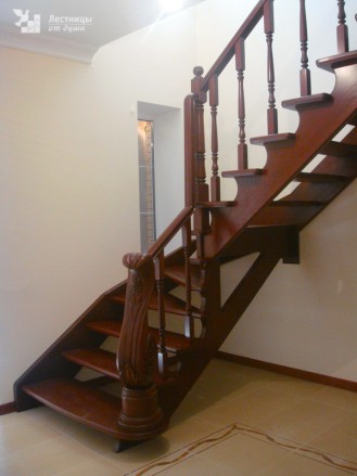 Дубовая лестница с деревянными ограждениями