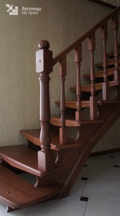 Двухмаршевая деревянная лестница на косоуре для дома