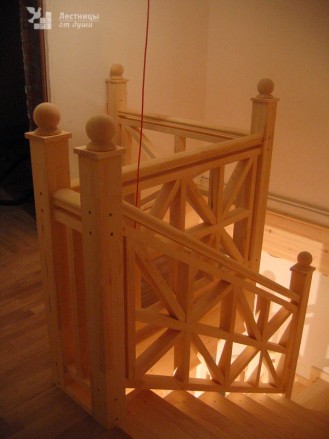 Ограждение второго этажа деревянной лестницы