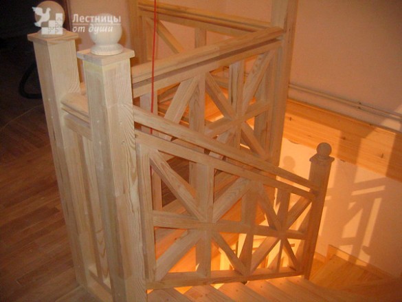 Оригинальное деревянное ограждение лестницы для дачи