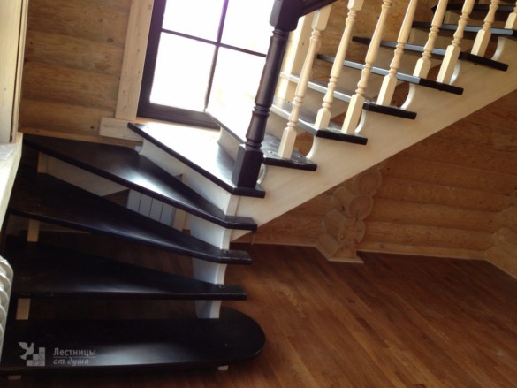 Комбинированная лестница из дуба и сосны, двухцветная в деревянном доме