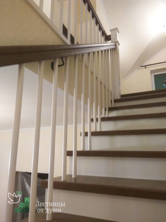 Бетонная лестница с деревянными ступенями на заказ