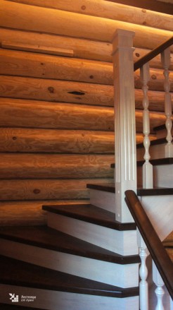 Двухцветная лестница в бревенчатом доме