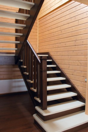 Деревянная лестница двухцветная в доме