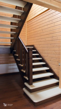 Деревянная лестница двухцветная в доме