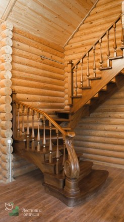 Разворотная лестница в бревенчатом доме