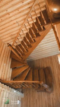 Разворотная лестница в бревенчатом доме