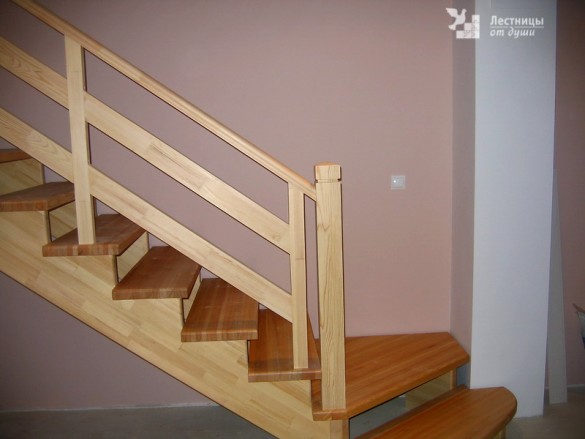 Дачная деревянная лестница эконом