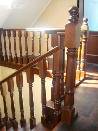 Деревянная балюстрада лестницы из лиственницы