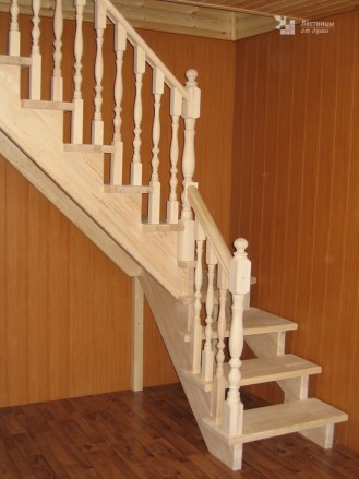 Деревянная лестница для дачи эконом класса