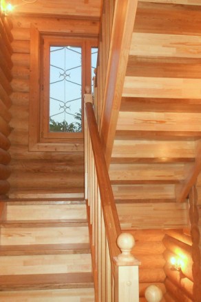 Деревянная лестница для дачи и дома из сосны
