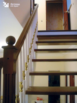 Деревянная лестница для дома из дуба и сосны с забежными ступенями