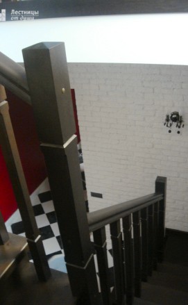 Деревянная лестница для дома из ясеня трехмаршевая на косоурах