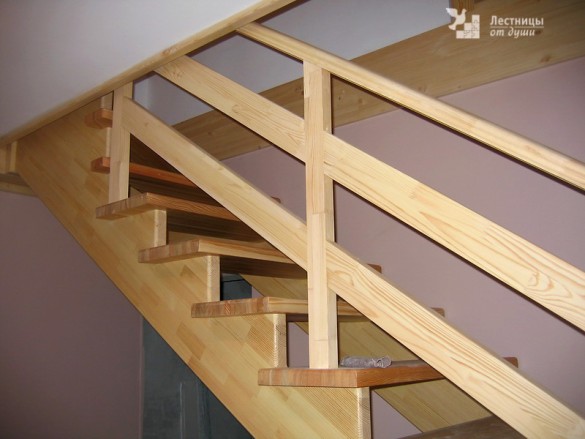 Деревянная лестница эконом класса для дачи