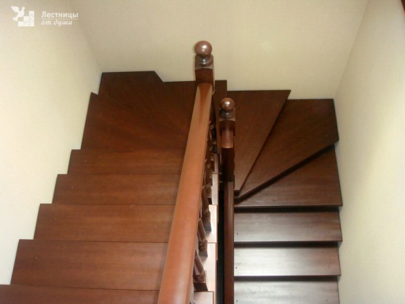 Деревянная лестница из лиственницы с забежными ступеням