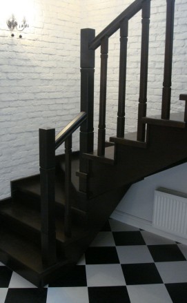 Деревянная лестница из ясеня поворотная 180 трехмаршевая