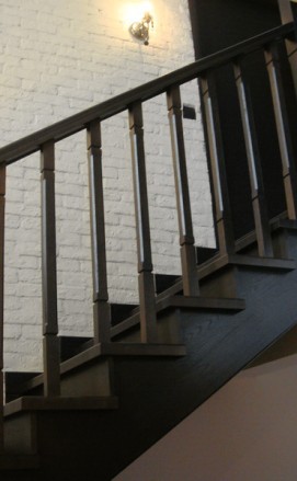 Деревянная лестница из ясеня трехмаршевая с поворотом 180