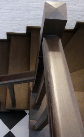Деревянная лестница на косоурах с поворотом 180
