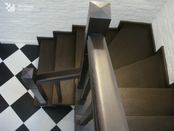 Деревянная лестница на косоурах с поворотом 180