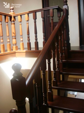 Деревянная лестница на второй этаж из лиственницы