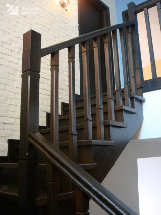 Деревянная лестница п-образная из ясеня на косоурах