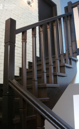 Деревянная лестница п-образная из ясеня на косоурах