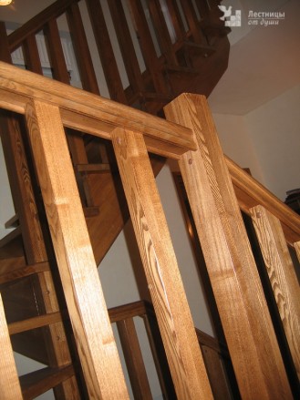 Деревянная лестница с ограждениями модерн