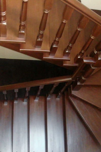 Деревянная лестница с поворотом на 180 градусов