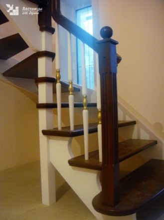 Деревянная лестница с поворотом на 90 из дуба