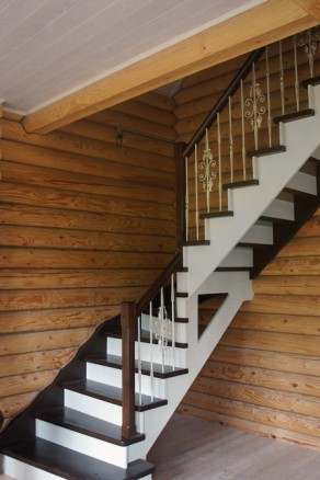 Деревянная лестница с поворотом на 90 с ковкой