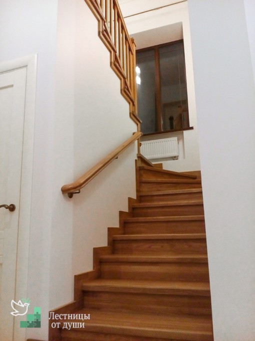 Деревянная лестница с забежными ступенями