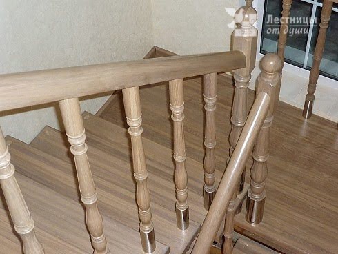 Деревянные ограждения лестниц с элементами из нержавейки