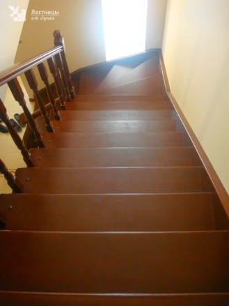 Дубовая лестница двухмаршевая