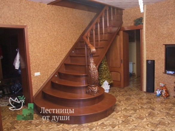 Дубовая лестница одномаршевая с пригласительными ступенями