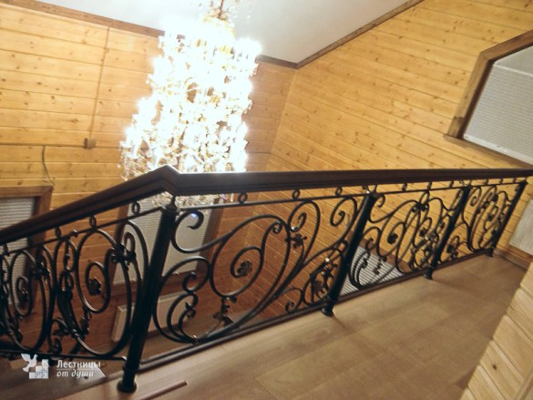 Дубовая лестница с художественной ковкой