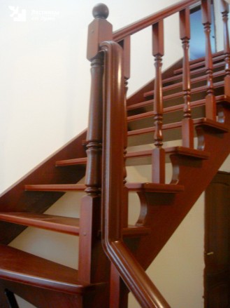 Дубовая лестница с поворотом 90 градусов