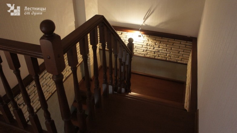 Двухмаршевая деревянная лестница на косоурах
