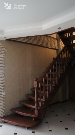 Двухмаршевая деревянная лестница на косоурах с площадкой