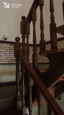 Двухмаршевая деревянная лестница на косоурах