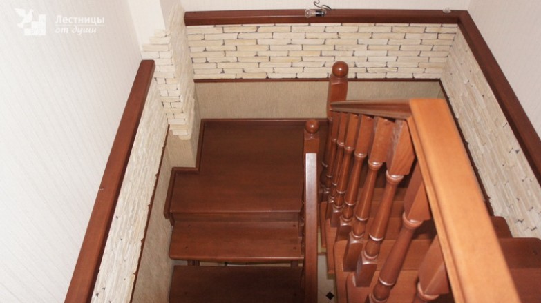 Двухмаршевая деревянная лестница на косоуре для коттеджа