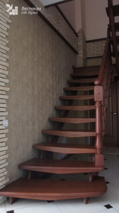 Двухмаршевая деревянная лестница на косоуре с площадкой