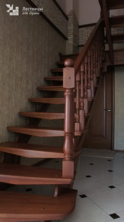 Двухмаршевая деревянная лестница на второй этаж с площадкой